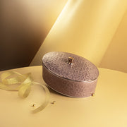 مضيفة بغطاء وسط تاج 2120 بني