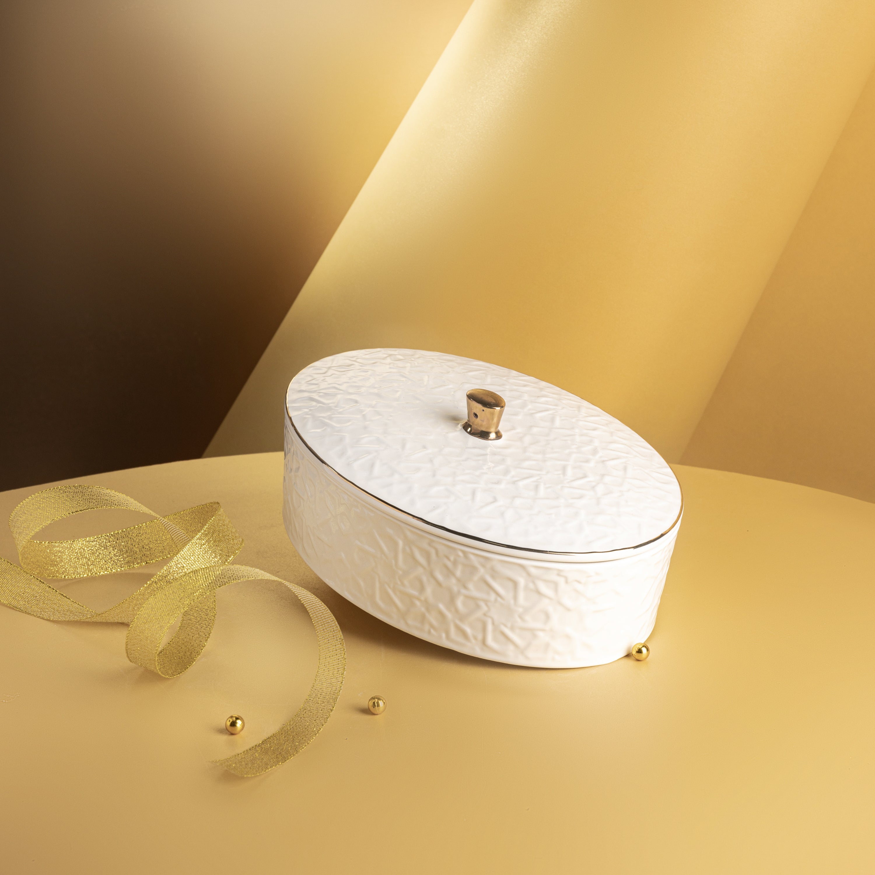 مضيفة بغطاء وسط تاج 2121 ابيض مذهب